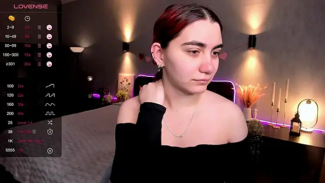 Snapshot of hannacheekss_ chatting on February 21, 2:01 am hannacheekss online show from February 21, 2:01 am