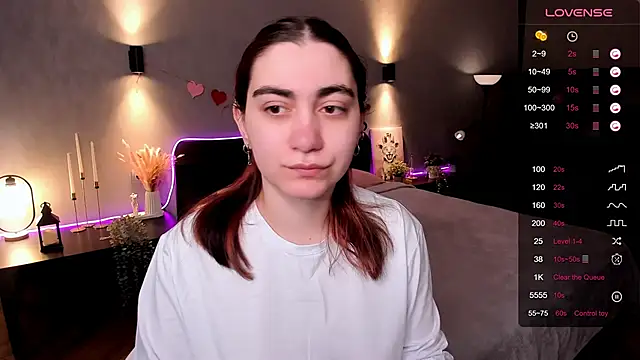 hannacheekss  online show from April 3, 2:09 am