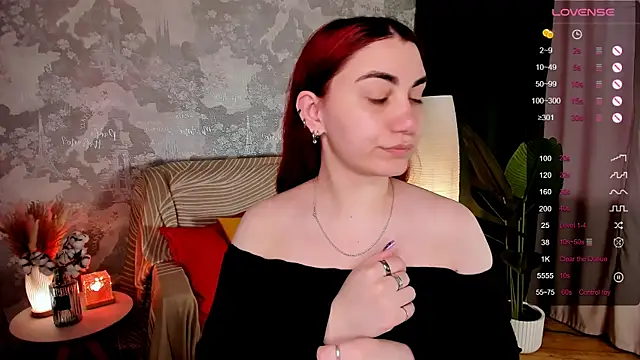 Snapshot of hannacheekss_ chatting on June 22, 2:02 am hannacheekss online show from June 22, 2:02 am