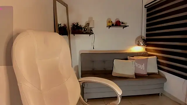 Snapshot of yenny_garcia chatting on February 9, 6:34 pm yenny garcia online show from February 9, 6:34 pm