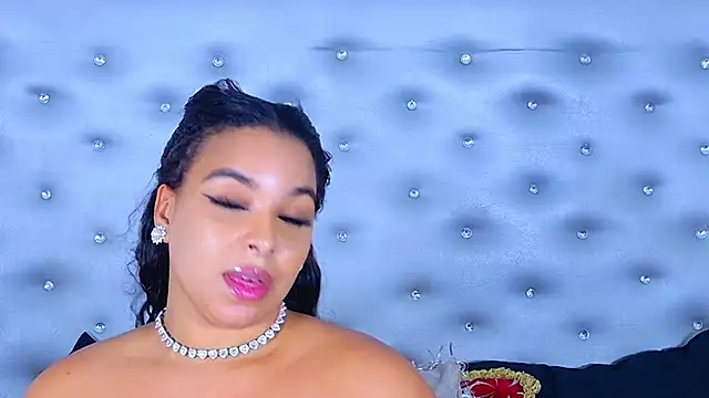 Snapshot of EileenBenzon chatting on April 29, 5:30 pm EileenBenzon online show from April 29, 5:30 pm