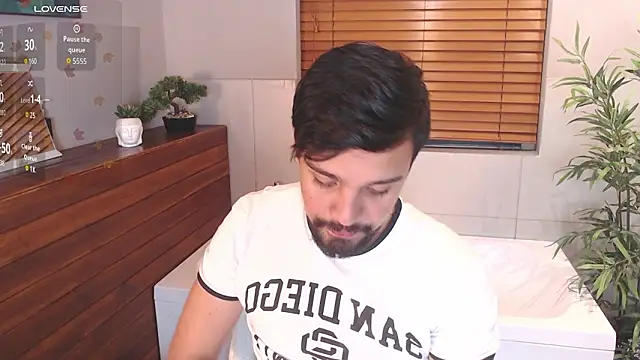 Snapshot of Edward_max chatting on February 4, 3:45 am Edward max online show from February 4, 3:45 am