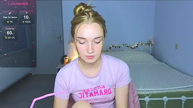 Snapshot of Wild_Sophie_ chatting on October 4, 7:01 pm Wild Sophie online show from October 4, 7:01 pm