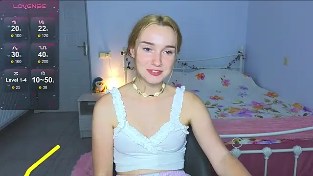 Snapshot of Wild_Sophie_ chatting on October 13, 6:19 pm Wild Sophie online show from October 13, 6:19 pm