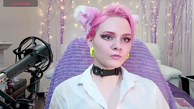 Snapshot of One_Moment_ chatting on December 2, 6:41 am One Moment online show from December 2, 6:41 am