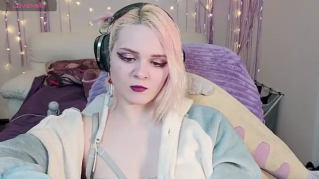 Snapshot of One_Moment_ chatting on January 31, 2:48 am One Moment online show from January 31, 2:48 am