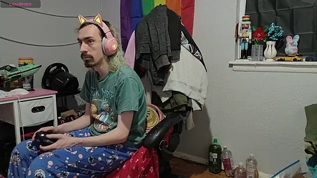 Snapshot of tallnerdyguy chatting on January 17, 2:05 am tallnerdyguy online show from January 17, 2:05 am