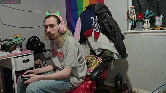 Snapshot of tallnerdyguy chatting on January 19, 1:42 am tallnerdyguy online show from January 19, 1:42 am