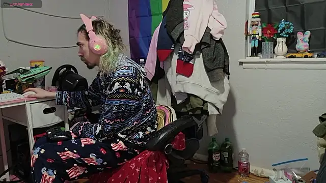 Snapshot of tallnerdyguy chatting on February 1, 12:42 am tallnerdyguy online show from February 1, 12:42 am