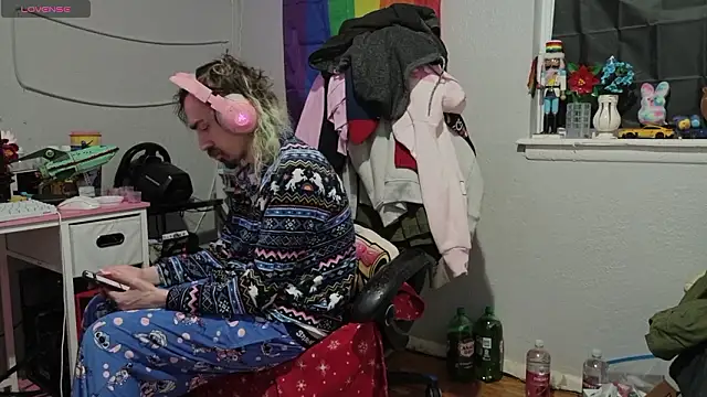 Snapshot of tallnerdyguy chatting on February 3, 1:48 am tallnerdyguy online show from February 3, 1:48 am