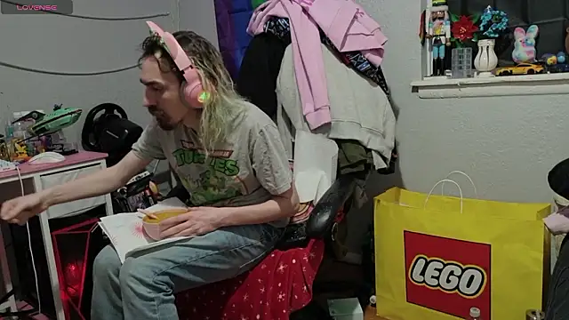 Snapshot of tallnerdyguy chatting on February 8, 3:10 am tallnerdyguy online show from February 8, 3:10 am