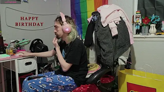 Snapshot of tallnerdyguy chatting on February 10, 1:10 am tallnerdyguy online show from February 10, 1:10 am