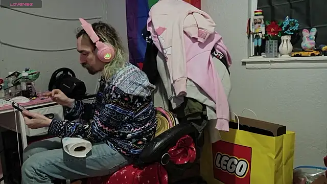 Snapshot of tallnerdyguy chatting on February 12, 3:23 am tallnerdyguy online show from February 12, 3:23 am