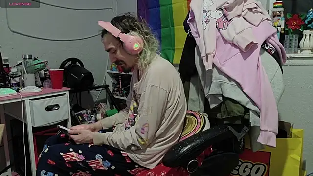 Snapshot of tallnerdyguy chatting on February 14, 3:36 am tallnerdyguy online show from February 14, 3:36 am