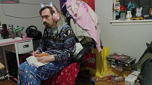 Snapshot of tallnerdyguy chatting on February 23, 12:41 am tallnerdyguy online show from February 23, 12:41 am