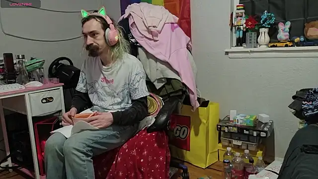 Snapshot of tallnerdyguy chatting on February 27, 2:22 am tallnerdyguy online show from February 27, 2:22 am