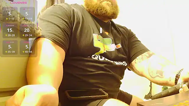 Snapshot of Strong_Bear89 chatting on June 13, 4:32 am Strong Bear89 online show from June 13, 4:32 am