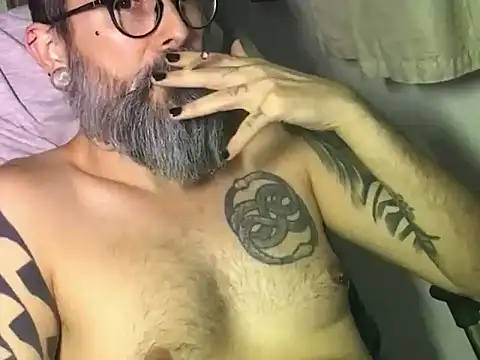 Snapshot of cabine103 chatting on October 26, 2:17 am cabine103 online show from October 26, 2:17 am