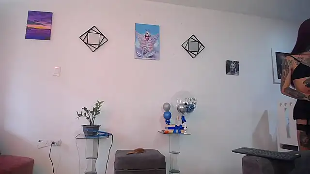 Snapshot of vixenxqueens chatting on September 18, 7:49 pm vixenxqueens online show from September 18, 7:49 pm