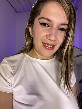 Snapshot of gwen_ashly chatting on July 18, 6:06 am gwen ashly online show from July 18, 6:06 am
