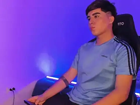 Snapshot of amon_kyle chatting on December 2, 5:04 am amon kyle online show from December 2, 5:04 am