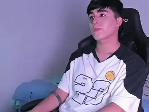 Snapshot of amon_kyle chatting on January 3, 4:22 am amon kyle online show from January 3, 4:22 am