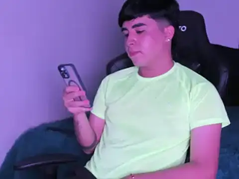 Snapshot of amon_kyle chatting on January 13, 4:07 am amon kyle online show from January 13, 4:07 am