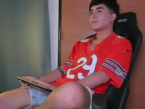 Snapshot of amon_kyle chatting on January 15, 1:12 am amon kyle online show from January 15, 1:12 am