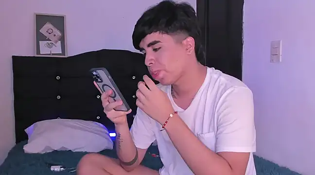 Snapshot of amon_kyle chatting on January 17, 1:04 am amon kyle online show from January 17, 1:04 am