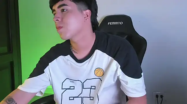 Snapshot of amon_kyle chatting on January 18, 8:09 pm amon kyle online show from January 18, 8:09 pm