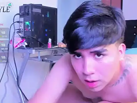 Snapshot of amon_kyle chatting on February 11, 10:26 am amon kyle online show from February 11, 10:26 am