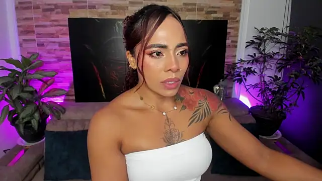 Snapshot of emilyfitness chatting on June 11, 12:32 am emilyfitness online show from June 11, 12:32 am