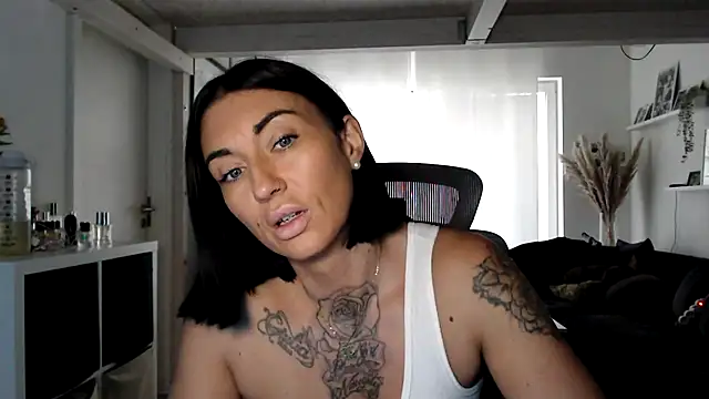 Snapshot of IntiMia chatting on October 13, 7:08 am IntiMia online show from October 13, 7:08 am