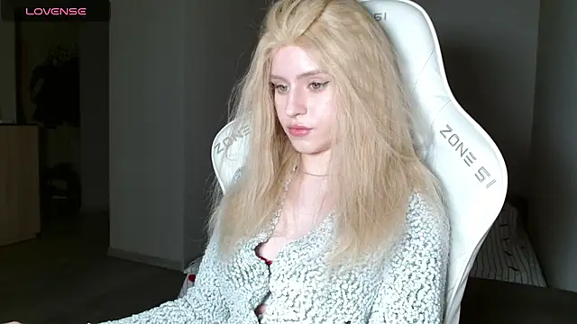 LizaKisses online show from February 13, 3:30 pm