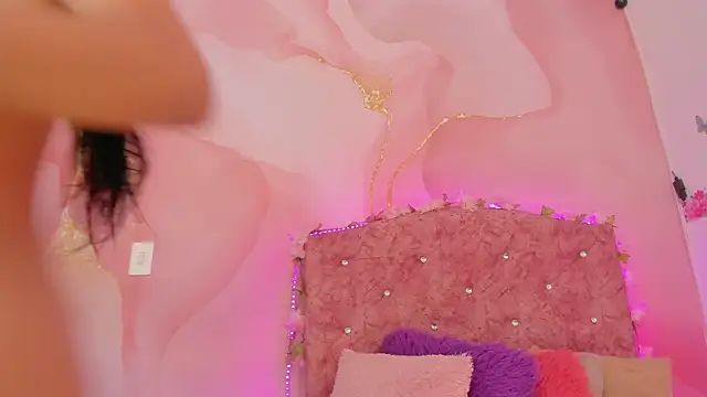 Snapshot of Bella__sweet chatting on December 14, 7:03 pm Bella sweet online show from December 14, 7:03 pm