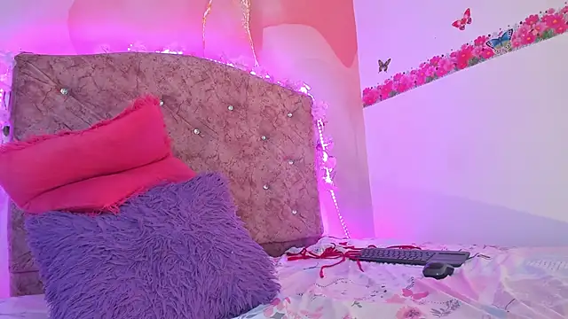 Snapshot of Bella__sweet chatting on January 3, 9:57 pm Bella sweet online show from January 3, 9:57 pm