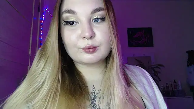 Snapshot of Greeenfriends6969 chatting on February 8, 6:12 pm Greeenfriends6969 online show from February 8, 6:12 pm