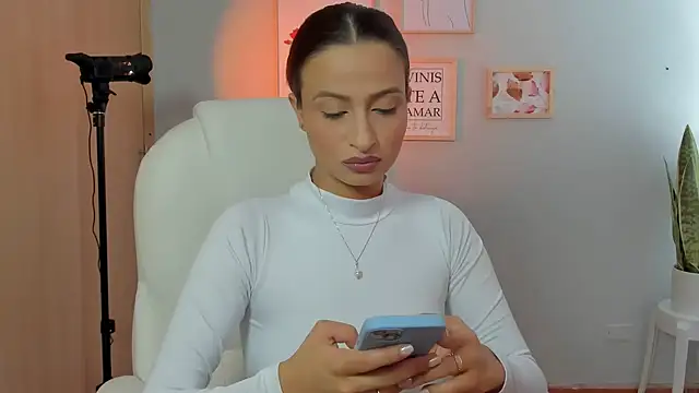 Elena Ruiz online show from January 28, 7:00 pm