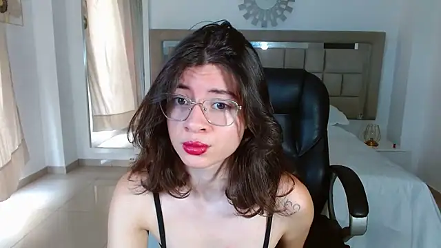 zoecruzz online show from November 26, 2:51 pm