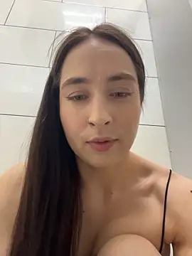 Snapshot of Holly_Play chatting on June 18, 9:14 am Holly Play online show from June 18, 9:14 am