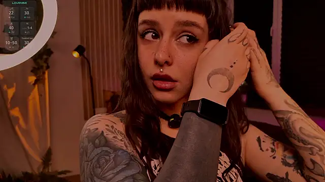 Snapshot of MichaellaMoon chatting on February 21, 5:03 pm MichaellaMoon online show from February 21, 5:03 pm