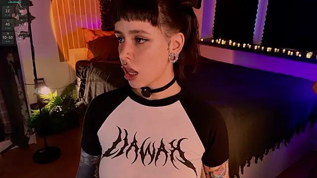 Snapshot of MichaellaMoon chatting on March 8, 2:54 pm MichaellaMoon online show from March 8, 2:54 pm