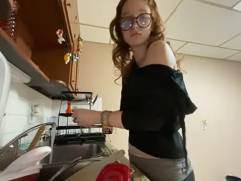 Snapshot of gingerbabe18 chatting on May 10, 1:00 am gingerbabe18 online show from May 10, 1:00 am