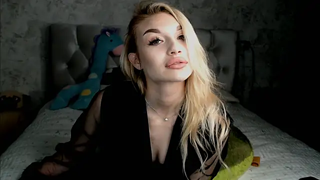 Snapshot of Ella_Milla chatting on April 19, 8:11 pm Ella Milla online show from April 19, 8:11 pm