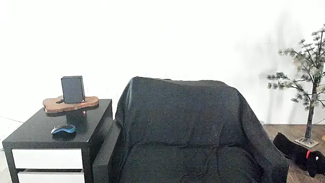 MendiPetite online show from March 18, 9:40 pm