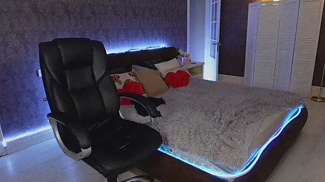 Miss Elia online show from March 16, 7:49 pm