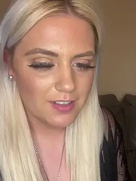 Blondiee3088 online show from December 4, 1:25 am