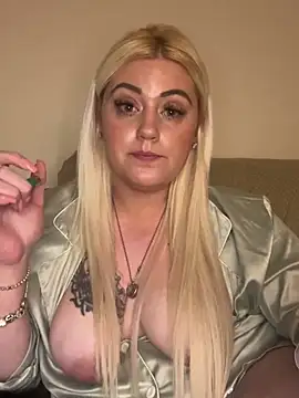 Blondiee3088 online show from February 12, 9:01 pm