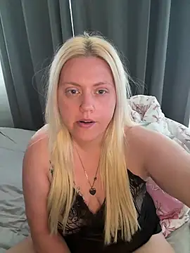 Snapshot of Blondiee3088 chatting on August 3, 8:02 am Blondiee3088 online show from August 3, 8:02 am