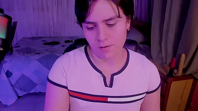 Snapshot of isabelacooperr chatting on May 17, 7:28 am isabelacooperr online show from May 17, 7:28 am